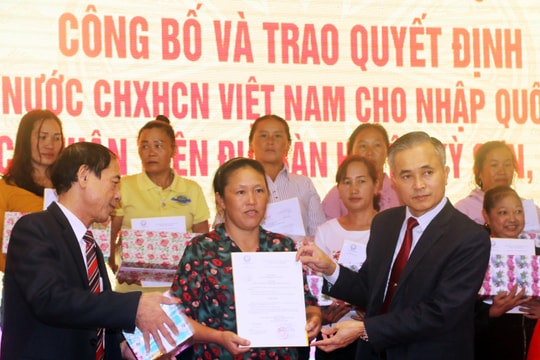 Trao quyết định nhập quốc tịch Việt Nam cho 70 công dân Lào cư trú tại Nghệ An