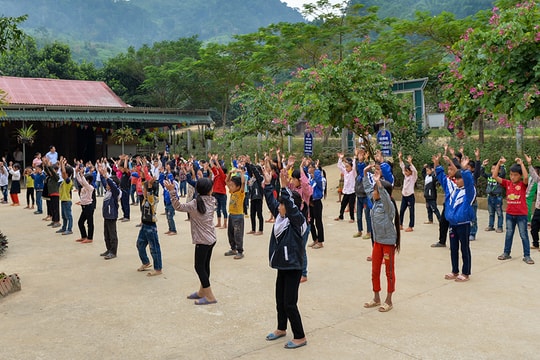 Một ngày đến trường của học sinh người Mông trên đỉnh Rồng Cẩu