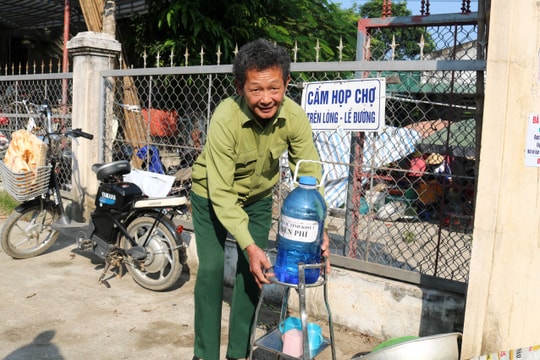 Thượng tá về hưu 5 năm cấp nước uống miễn phí, bố trí cân chuẩn ở chợ quê