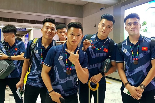 Bùi Tiến Dũng đáng lo, thầy Park đắn đo người gác đền; Đoàn Văn Hậu được bảo vệ nhờ kế hoạch 1-0-2