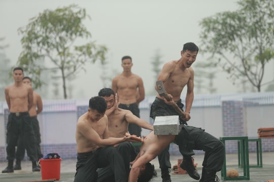 Màn biểu diễn khí công điêu luyện của cảnh sát cơ động