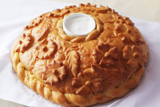 Vì sao mẹ Văn Lâm mang bánh mì và muối ra sân bay đón con?