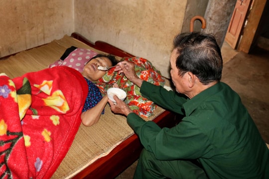 Hoàn cảnh éo le của người cựu binh nuôi vợ liệt giường và hai con trọng bệnh