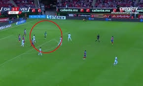 Video thủ môn ghi bàn từ pha phát bóng gần 100 mét 