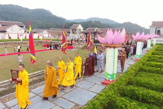 Hàng nghìn phật tử về Đại lễ Phật Hoàng Trần Nhân Tông nhập niết bàn
