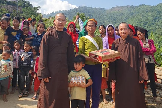 Chùa Phúc Lạc thăm và tặng quà học sinh vùng cao Nghệ An