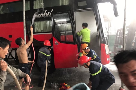 Đang đỗ ở gara, xe ô tô khách giường nằm bất ngờ bốc cháy 