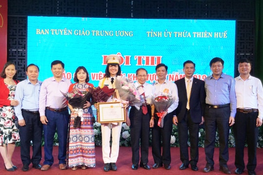 Thí sinh Nghệ An đoạt giải Nhì Hội thi Báo cáo viên giỏi khu vực II