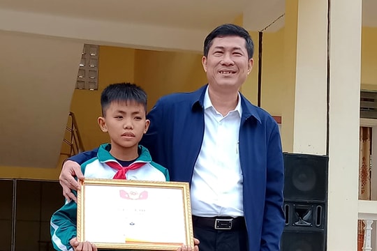 Ngành giáo dục Nghệ An tặng giấy khen học sinh trả lại lắc vàng cho người đánh rơi