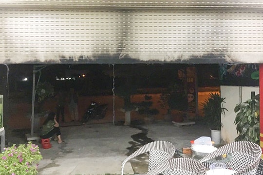 Hai kẻ lạ mặt tưới xăng phóng hỏa nhà dân