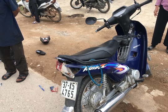 Xe đầu kéo va chạm xe máy, 2 vợ chồng cụ già bị thương