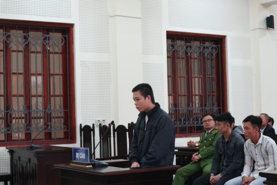 Ông bố nhẫn tâm ném con sơ sinh xuống giếng