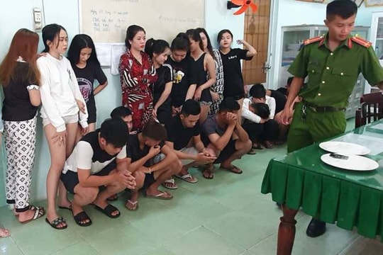 Bắt quả tang 21 thanh thiếu niên sử dụng thuốc lắc tại phòng trọ