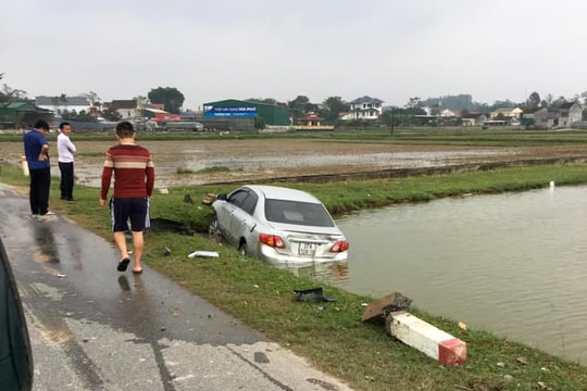 Nghệ An: Xe con đâm gãy cột mốc lộ giới, lao xuống ruộng nát đầu 