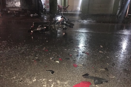 Xe máy và ô tô đâm nhau trong đêm mưa, nam thanh niên bị thương nặng