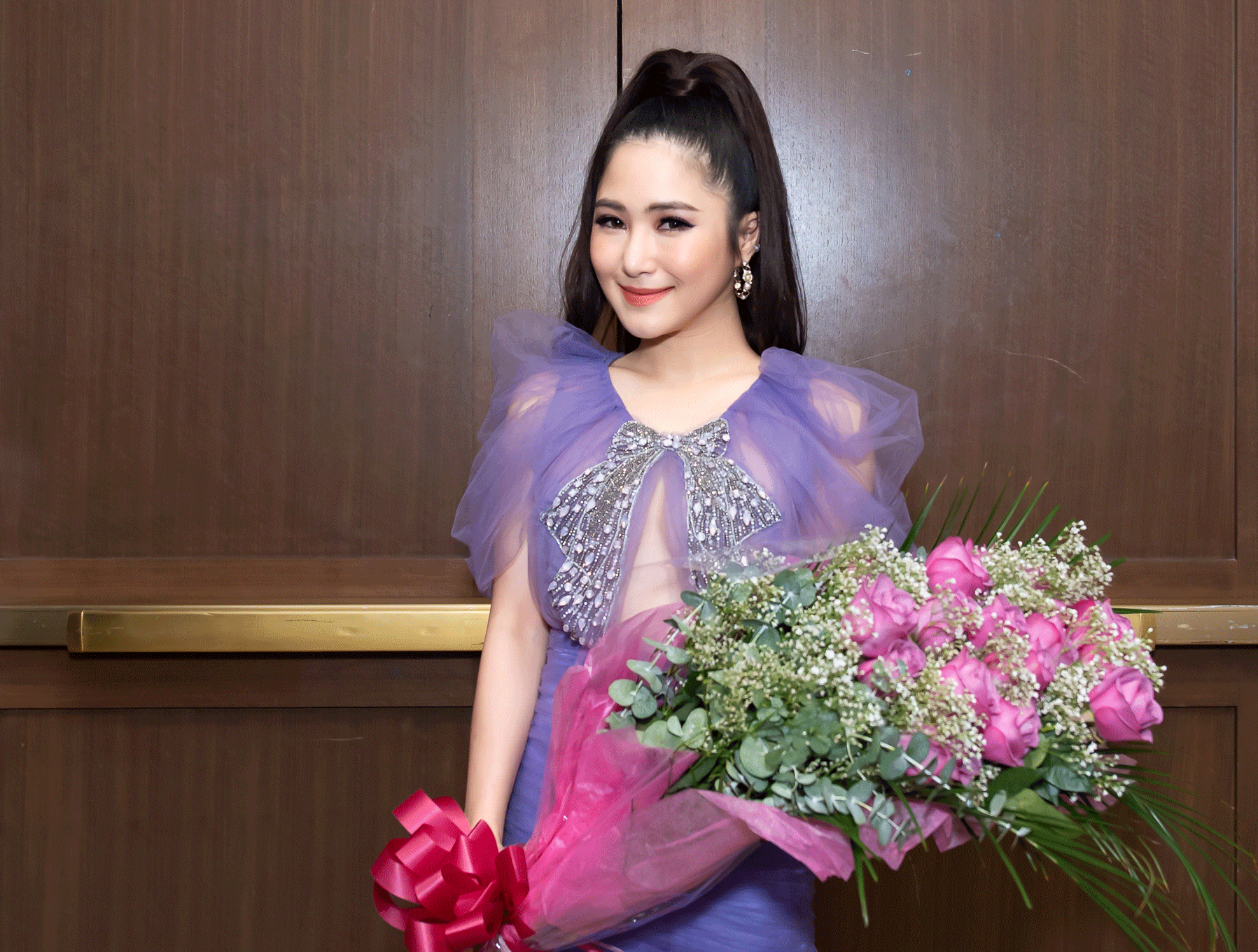 Hương Tràm bị tai nạn khi vượt đường xa tặng hoa cho Lệ Quyên tại Mỹ