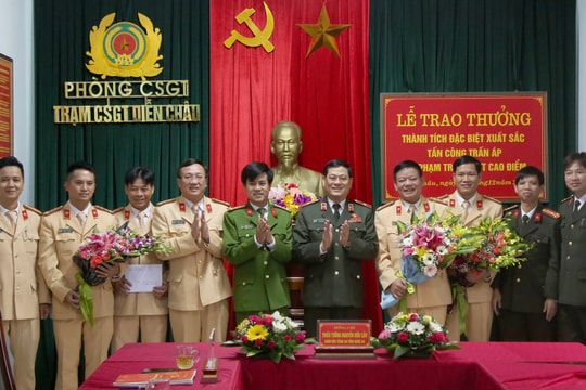 Bắt giữ 2,5 tạ pháo, Trạm CSGT Diễn Châu được Thiếu tướng Nguyễn Hữu Cầu trao thưởng