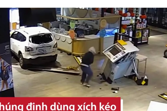 'Choáng' với đoạn camera quay kẻ cướp lùi ô tô, phá cây ATM
