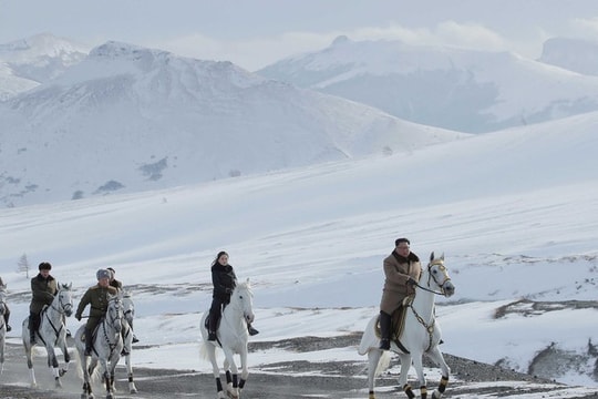 Kim Jong-un cưỡi bạch mã thăm núi thiêng Paektu trước hạn chót đàm phán với Mỹ