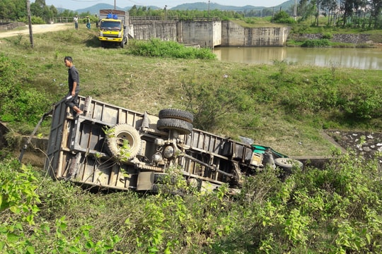 Xe tải mất lái lật nhào xuống sông trong đêm