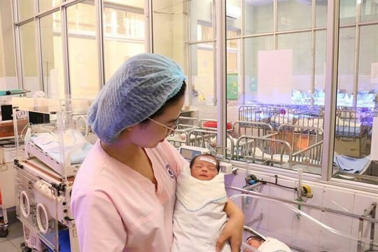 Bố 70 tuổi có con sau nhiều năm chữa vô sinh