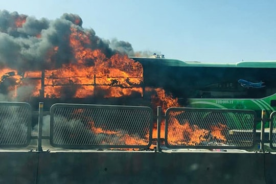 Hành khách tháo chạy khỏi chiếc xe giường nằm bốc cháy dữ dội trên Quốc lộ 1A