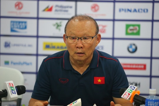 HLV Park Hang-seo lý giải Tiến Linh không đá penalty, báo tin vui về Quang Hải