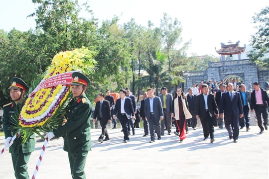 Ủy ban Trung ương Mặt trận Lào xây dựng đất nước dâng hoa, dâng hương tại Nghĩa trang Việt-Lào