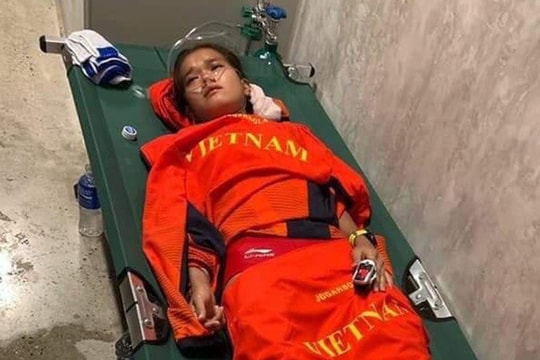 VĐV Việt Nam kiệt sức, phải thở bình oxy sau khi giành HCĐ SEA Games