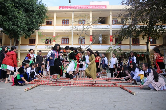 Nhiều sắc màu văn hóa trong ngày kỷ niệm thành lập của Trường THPT Dân tộc nội trú