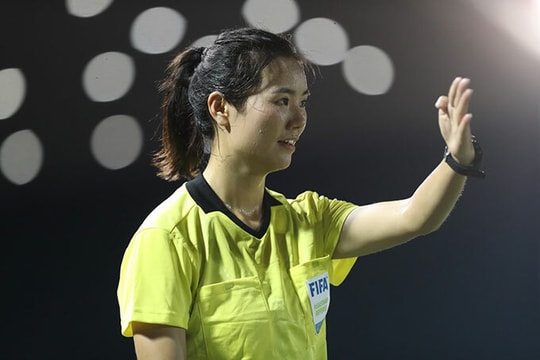 Vẻ cuốn hút của nữ trọng tài bóng đá ở SEA Games 30