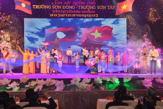 Việt - Lào: 'Son sắt nghĩa tình Trường Sơn Đông - Trường Sơn Tây'