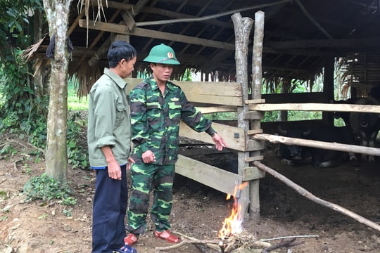 Bộ đội Biên phòng Nghệ An giúp dân vùng cao tránh rét cho người và vật nuôi