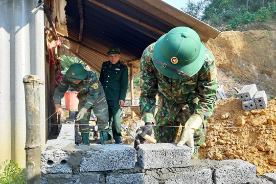 Bộ đội biên phòng giúp dân xây dựng nhà 'Đại đoàn kết'