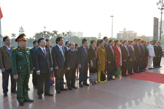 Đại biểu HĐND tỉnh dâng hoa tưởng niệm Chủ tịch Hồ Chí Minh