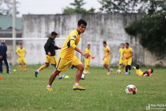 Tiền vệ Vương Quốc Trung ‘tái hợp’ SLNA?