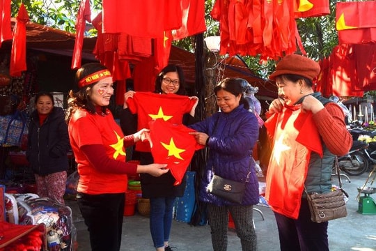 'Phụ kiện' cổ vũ bóng đá đắt hàng trước trận U22 Việt Nam gặp U22 Indonesia