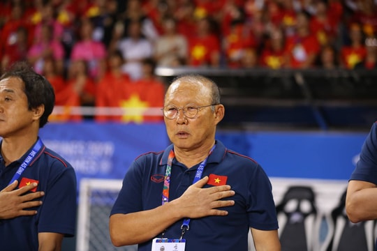 HLV Park Hang-seo xin lỗi vì tấm thẻ đỏ; HLV Indonesia không thừa nhận thất bại