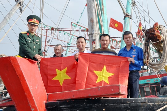 1.500 lá cờ Tổ quốc được trao cho bà con ngư dân Nghệ An