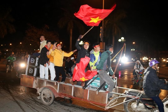 Muôn kiểu xe xuống đường 'đi bão' mừng chiến thắng của đội tuyển U22 Việt Nam