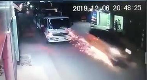 Tài xế ôtô chở thuốc lá lậu trúng đạn của cảnh sát