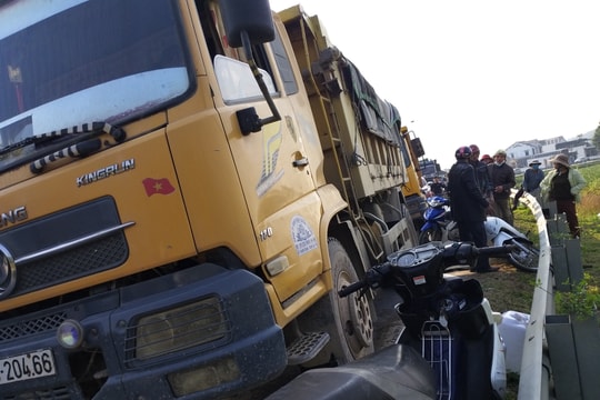 Bố chở con gái bằng xe máy lao vào lan can, bé gái nguy kịch