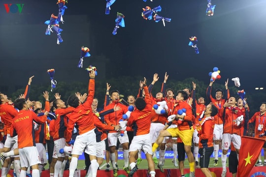 U22 Việt Nam nhận 'mưa' tiền thưởng sau tấm HCV SEA Games; Văn Hậu xin lỗi tiền vệ của U22 Indonesia