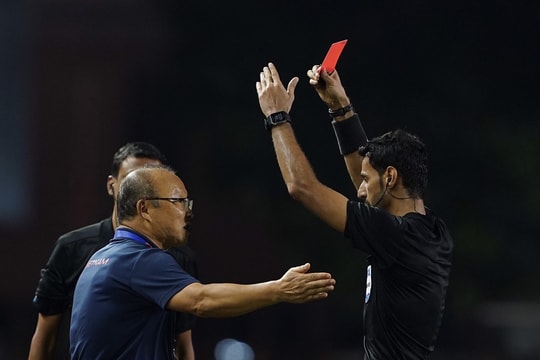 Nhận thẻ đỏ trực tiếp, HLV Park Hang-seo có bị cấm chỉ đạo tại VCK U23 châu Á 2020?