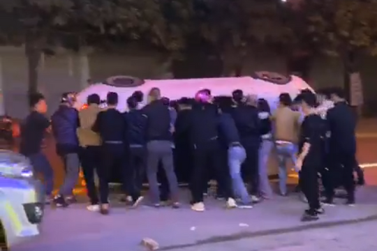 Gần 20 thanh niên đẩy xe ô tô bị lật ngửa giữa đường cứu tài xế 