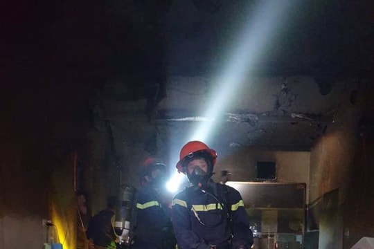 Hai bình gas bốc cháy trong quán cháo lươn