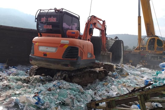 Xe tải lật, giấy đổ ngập đường