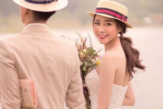 Bạn gái cầu thủ Phan Văn Đức tung ảnh cưới giấu mặt chú rể