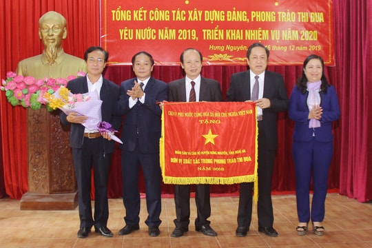Huyện Hưng Nguyên đón nhận Cờ thi đua của Chính phủ