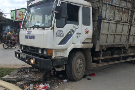 Nghệ An: Hai người thương vong dưới gầm xe ô tô tải chở keo  ​